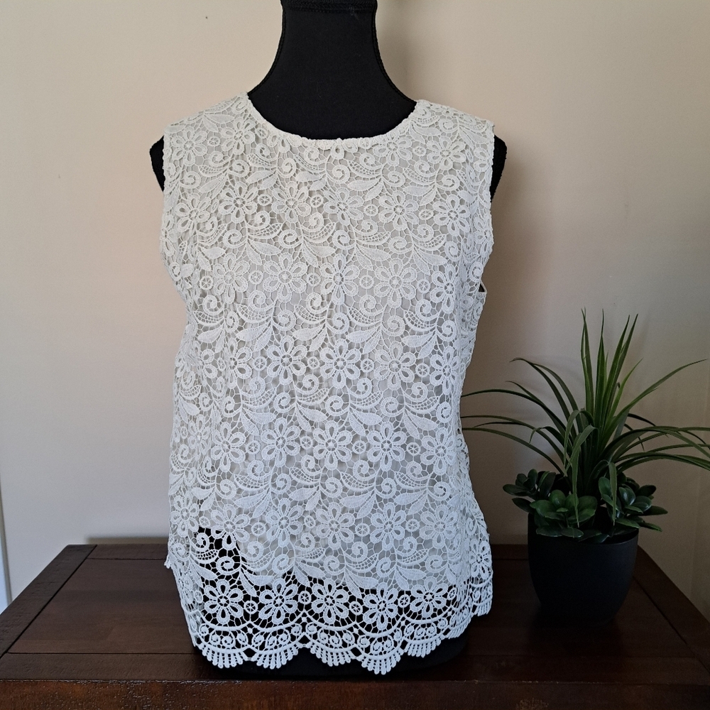 Uniqlo Lace Sleeveless Blouse Womens Size Medium Cream Scalloped Feminine Floral